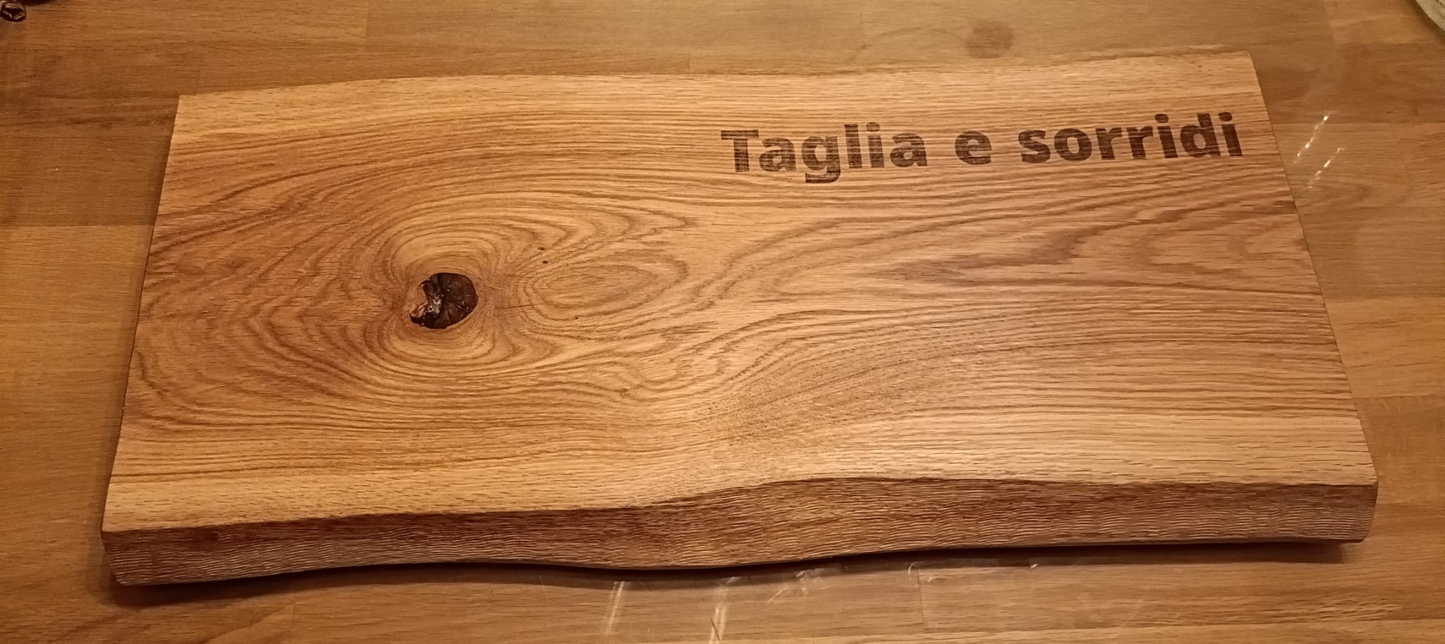 Tagliere con la scritta incisa Taglia e sorridi
